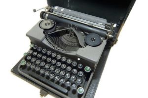 Photos - antique black typewriter - myLusciousLife.com.jpg